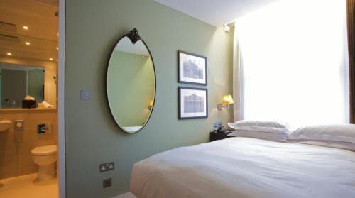 Petite Double Room