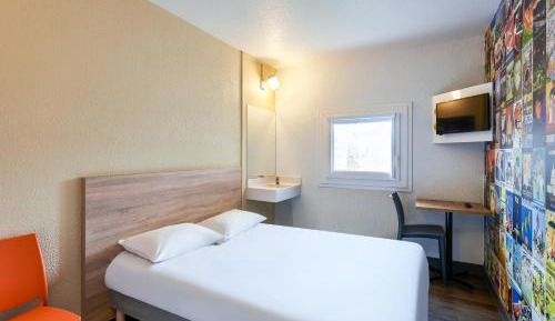 Tandem Room with Shared Bathroom