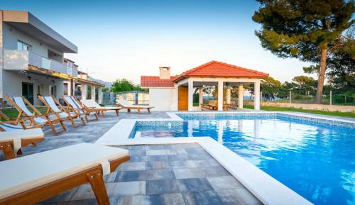 Apartment with Pool View 