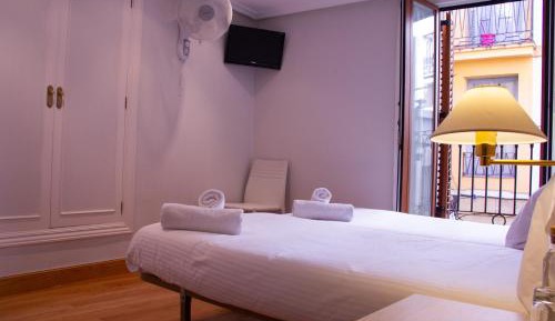Standard Twin Room with Shared Bathroom