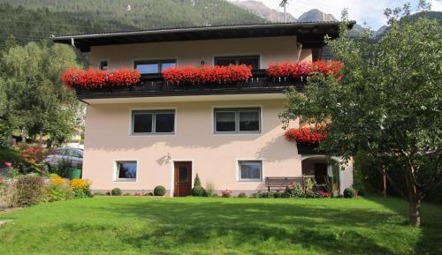 Apartment with Mountain View