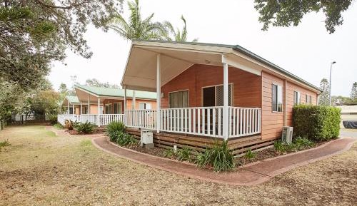 Deluxe Two-Bedroom Cabin with Spa Bath