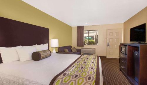 Deluxe King Room - Non-Smoking