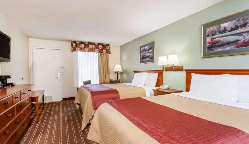 Queen Room with Two Queen Beds - Smoking