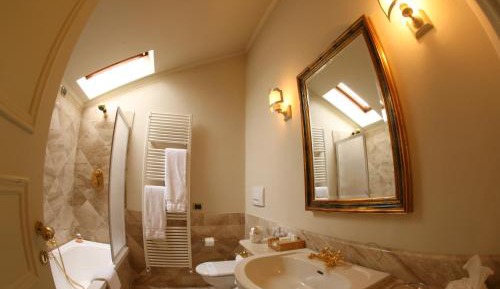 Double or Twin Room with Lake View - Split Level