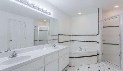 King Room with Hot Tub - Non-Smoking