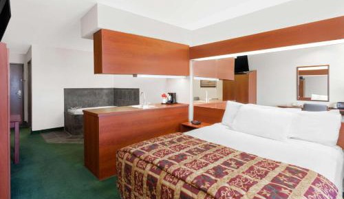 Suite with Queen Bed - Non-Smoking