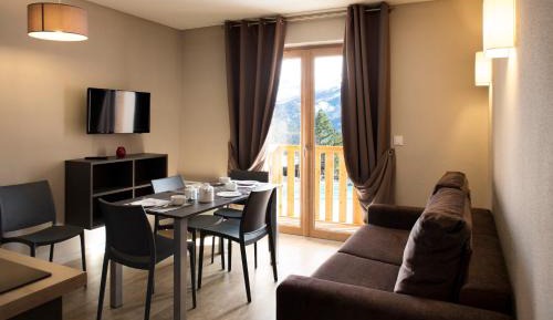 One-Bedroom Apartment (5 Adults)