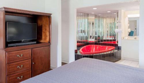 King Suite with Spa Bath - Non-Smoking 