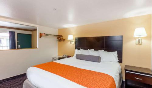 Deluxe King Suite