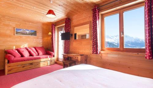 Deluxe Room (2 Adults + 1 Child)