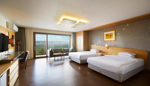 Deluxe Family Room