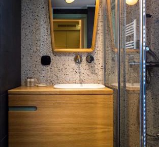 Deluxe Queen Suite