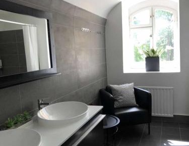 Single Room with Shared Bathroom and Lake View