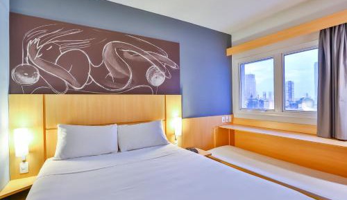 Standard Queen Room with Child Bed