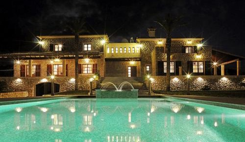 Eight-Bedroom Holiday Home