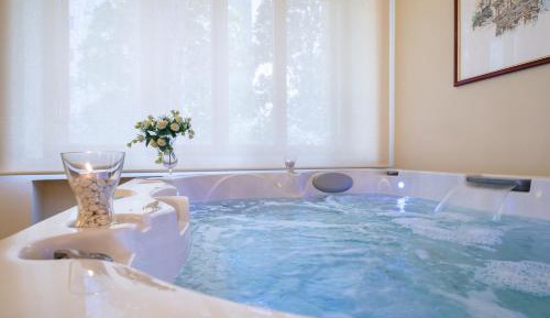 Queen Suite with Spa Bath