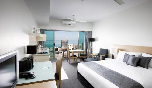 Studio Apartment Water View – Weekly Housekeeping