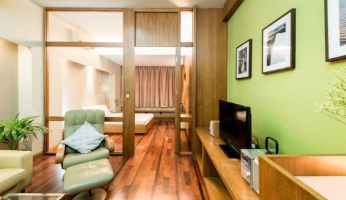 One-Bedroom Suite with Mountain View