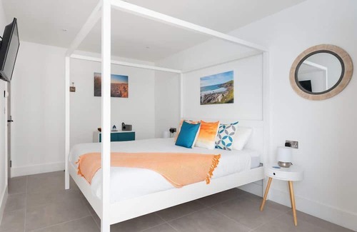 Newquay City Centre Apartment | 1 Cliff Edge - a studio that sleeps 3 guests in 1 bedroom