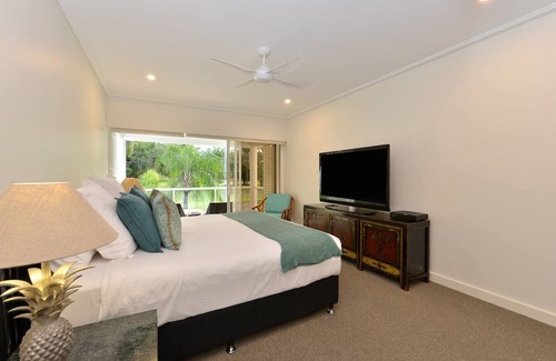 Port Douglas House | Fairway Vistas A Group Escape at Mirage Resort