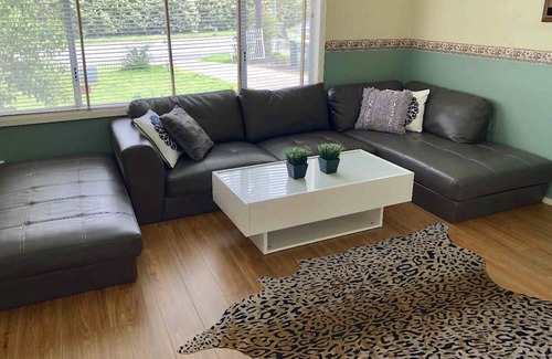 Cambridge Park House | Cosy Family Home With a Pool Kingswood Three Bedroom House