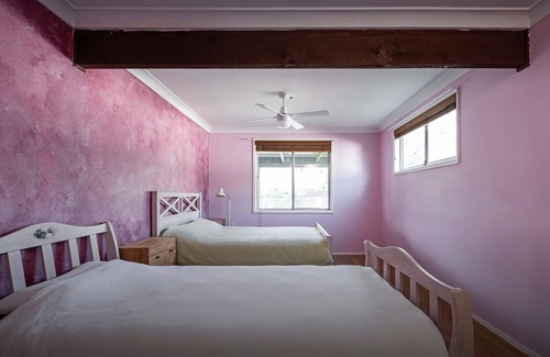 Cambridge Park House | Cosy Family Home With a Pool Kingswood Three Bedroom House