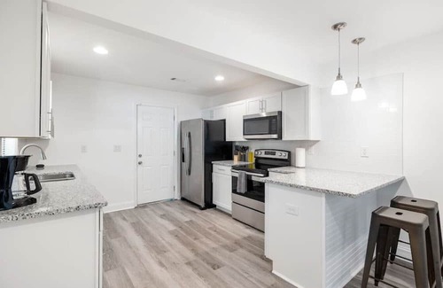 Lakewood House | Newly Renovated Modern Bungalow Minutes from DT