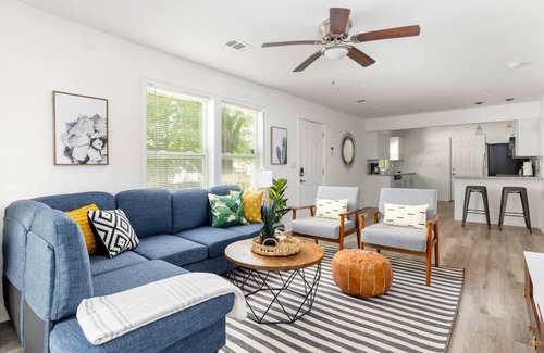 Lakewood House | Newly Renovated Modern Bungalow Minutes from DT
