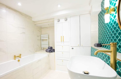 Coldharbour Apartment | Retreat with Steam room, KING bed near tube