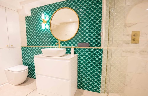 Coldharbour Apartment | Retreat with Steam room, KING bed near tube