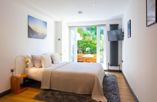 Coldharbour Apartment | Retreat with Steam room, KING bed near tube