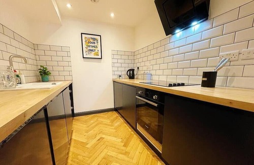 Coldharbour Apartment | Retreat with Steam room, KING bed near tube