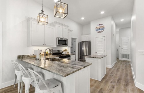 Bay Point Vista Cottage | Blue Ono Cottage w Hot Tub Near the Beach, 3 bedrms, 2 bathrms, Parking On Site