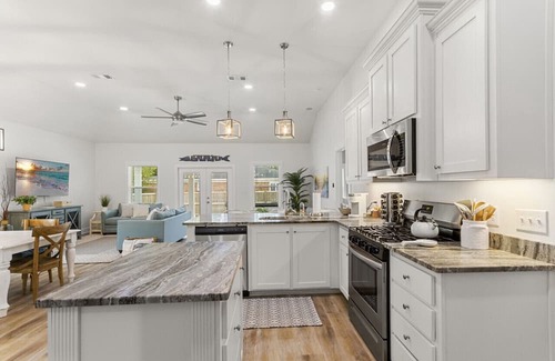 Bay Point Vista Cottage | Blue Ono Cottage w Hot Tub Near the Beach, 3 bedrms, 2 bathrms, Parking On Site