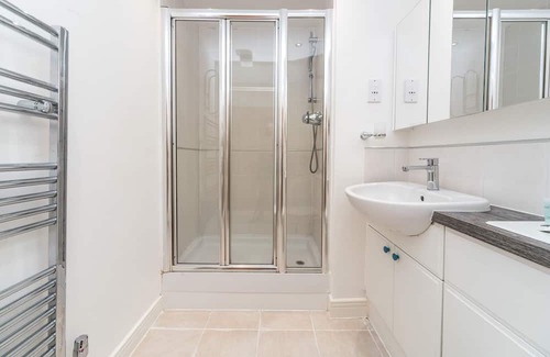 Glyndon Apartment | Pass the Keys | Modern and Scenic 2 Bed 2 Bath Flat With River Views