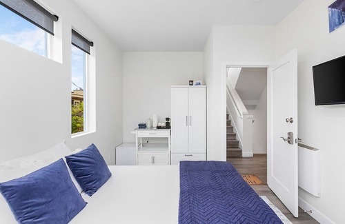 Capitol Hill Apartment | The Golden Lion Sweet Suite
