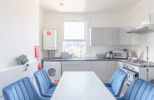 Walthamstow Apartment | Chic 3BD Flat - 5 Mins to Walthamstow Central!