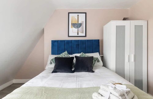 Walthamstow Apartment | Chic 3BD Flat - 5 Mins to Walthamstow Central!
