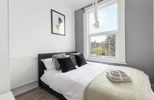 Walthamstow Apartment | Chic 3BD Flat - 5 Mins to Walthamstow Central!