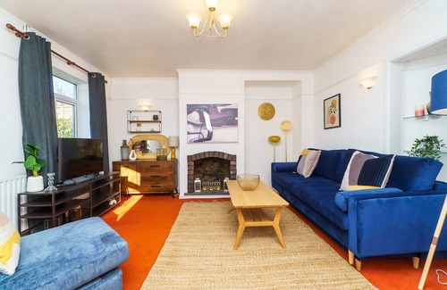 Pill House | Charming 4BR House with Style and City Convenience