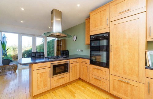 Pill House | Charming 4BR House with Style and City Convenience