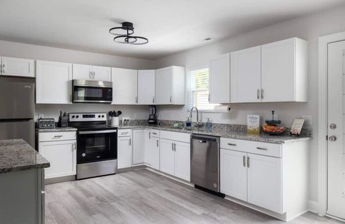 High Point House | Gorgeous 4BR *Brand New Home* 4min to Market & HPU
