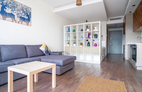 Mahmutbey Apartment | Flat w City View Wall 5 min to Mall of Istanbul