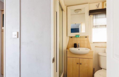 Hamworthy Apartment | Haven Heaven - a caravan that sleeps 6 guests in 3 bedrooms