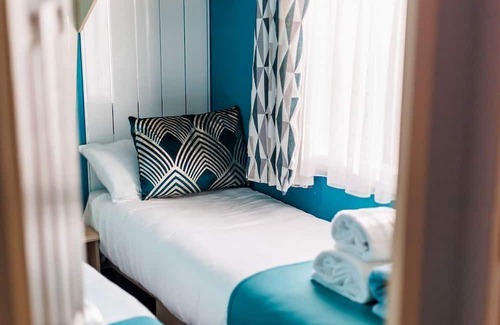 Hamworthy Apartment | Haven Heaven - a caravan that sleeps 6 guests in 3 bedrooms