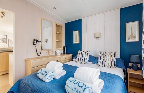 Hamworthy Apartment | Haven Heaven - a caravan that sleeps 6 guests in 3 bedrooms