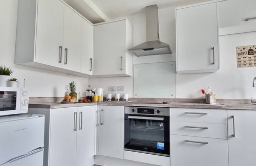 Southampton Apartment | Juniper Upstairs Apartment Sleeps 9