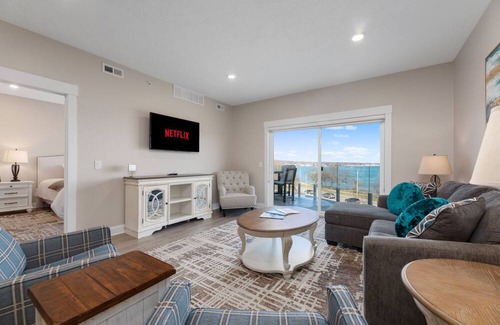 Traverse City Condo | ♛ 539 Bay St ⁀➷ 3BDR Lake View Penthouse Condo on West Bay ➠ 401W