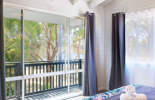 Chain Valley Bay House | Waterfront Lake House & Granny Flat with Hot Tub